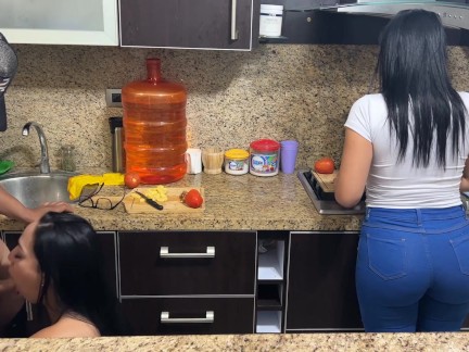 Hijastras Hermosas de 18 Años Cocinando Porque Deben de Darles de Comer a su Padrastro thumbnail