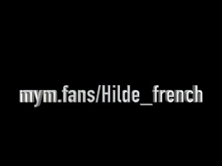 HILDE_FRENCH – UNE JEUNE FEMME SEXY DANS L’AVION