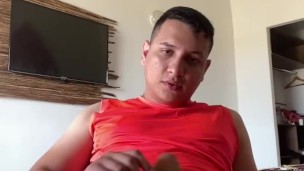 Latino masturbandose de vacaciones