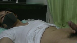#10 セクシーなイケメンが太いデカチンを握りながらシコシコオナニー