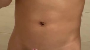 Twink masturbandose frente al espejo