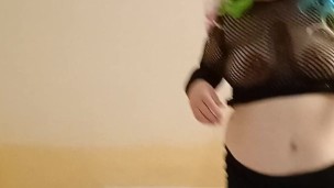 Pamela Croft embarazada tetona MILF enseña su cuerpazo pelo multicolor