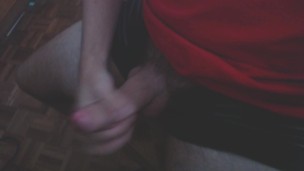 Latino masturbándose, termina con hermosa corrida