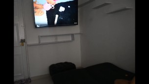 Me masturbo mientras miro mi pagina porno