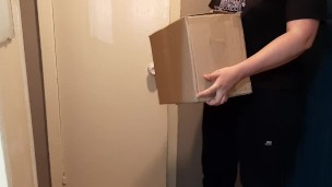 Расплатилась с курьером за доставку товара сексом - Lesbian_illusion