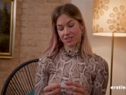 Ersties - Blonde Kitty masturbiert heftig mit großem Dildo 11/16