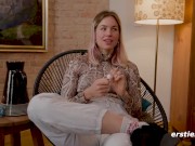 Ersties - Blonde Kitty masturbiert heftig mit großem Dildo 12/16