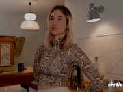 Ersties - Blonde Kitty masturbiert heftig mit großem Dildo 2/16