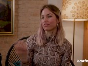 Ersties - Blonde Kitty masturbiert heftig mit großem Dildo 4/16