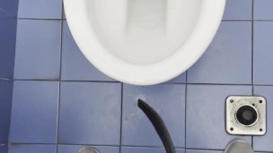 Piscio nel bagno pubblico