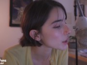 Leyendo el poema neurosis de Julián del Casal.