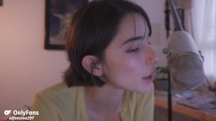 Leyendo el poema neurosis de Julián del Casal.