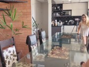 LOIRA COM CARINHA DE SAFADA LIMPANDO A CASA 9/16