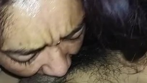 👅 Latina suda y llora mamando