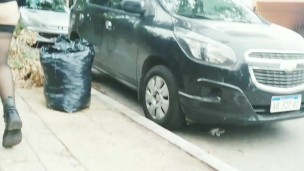 Paseo desnuda en el barrio exhibicionista sin pantis de compras falda PARTE 1