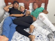 Mi Amigo me Invito aver Pelicula junto a su Novia pero su Novia esta con el Culo hacia mi Lado y no 1/16