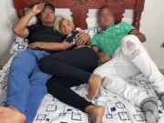 Mi Amigo me Invito aver Pelicula junto a su Novia pero su Novia esta con el Culo hacia mi Lado y no 15/16