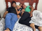 Mi Amigo me Invito aver Pelicula junto a su Novia pero su Novia esta con el Culo hacia mi Lado y no 16/16