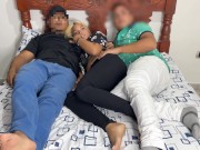 Mi Amigo me Invito aver Pelicula junto a su Novia pero su Novia esta con el Culo hacia mi Lado y no 3/16