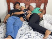 Mi Amigo me Invito aver Pelicula junto a su Novia pero su Novia esta con el Culo hacia mi Lado y no 4/16