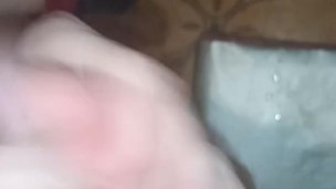 Молодой горячий парень дрочит хуй с гигантским выпавшем пролапсом у себя в ванне, глядя на себя