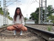 Рискованный публичный секс на рельсах, нас поймали, но мы продолжили трахаться 1/16