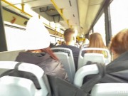 Незнакомец показал мне свой член в автобусе полным людей и я отсосала его 1/16