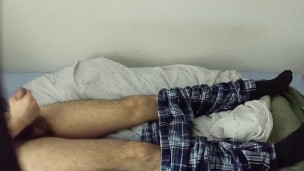 Chico se da placer después de un duro día de trabajo