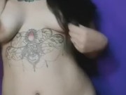 Chica tatuada bailando y mostrando su cuerpo