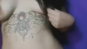 Chica tatuada bailando y mostrando su cuerpo