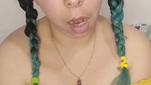 Hijastra se llena de saliva la cara