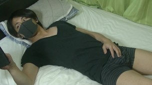 イケメン美少年が太いチンポをいじくり回す