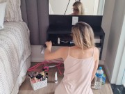 LOIRA GOSTOSA LIMPA TUDO E MOSTRA A BUNDA 10/16