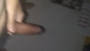 PECTORALES AL DESCUBIERTO Y VERGA ERECTA CON SEMEN SALIENDO 🏋️💦