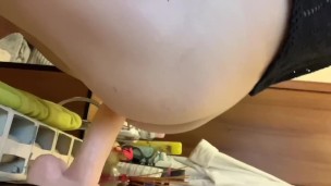 MENTRE MIO DADDY STA LAVORANDO, FACCIO SALTARE SUL DILDO