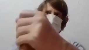 Arriesgado me masturbo en la cama de mis padres