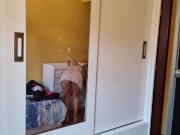 LOIRA GOSTOSA LIMPANDO E MOSTRA A BUNDA 11/16