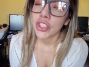 GOSTOSA LIMPANDO ESPELHO E MOSTRA CALCINHA 1/16