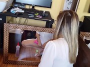 GOSTOSA LIMPANDO ESPELHO E MOSTRA CALCINHA 11/16