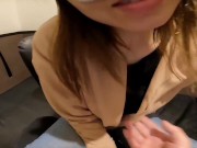 旦那と来た漫喫に不倫男がきた。部屋に呼び出されて興奮して自ら腰を振る人妻 5/16