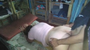 Hermosa chica de vestido rosado es cogida en colchon el piso