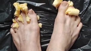 Crushing bannah between my soft toes