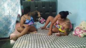 mi hermanastra y yo descubrimos que estamos follando al mismo tío, para desquitarnos nos grabamos