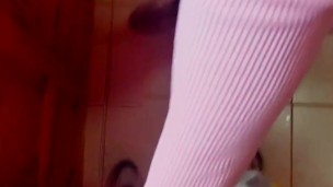 Encuentro compañera de piso haciendo algo malo y termina llena de leche