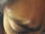 👅 Ella la mete hasta su garganta llorando