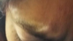 👅 Ella la mete hasta su garganta llorando