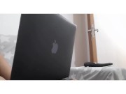 fica vendo filme porno da safadona da loira 1/16