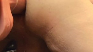 Enorme dildo dans le culs