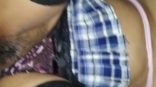 Mi colegiala sexy me dice que le encanta mi verga.