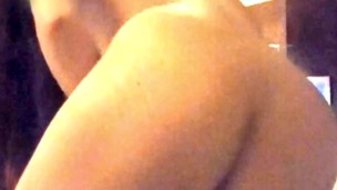 Colándome los dedos con Lencería roja...